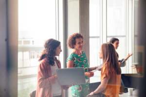 personas haciendo networking