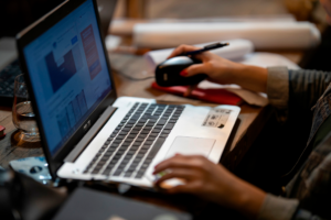 como_emprender_en_la_economia_digital_y_escalar_tu_negocio_ia_seo_geo